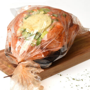 Kip in braadzak met spek omhuld en groenten en kruidenboter 1200 gr