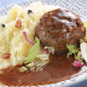 Van onze chef: Ambachtelijke zuurkool stamppot met spek 750gr+ 2 stuks oma’s gehaktballen